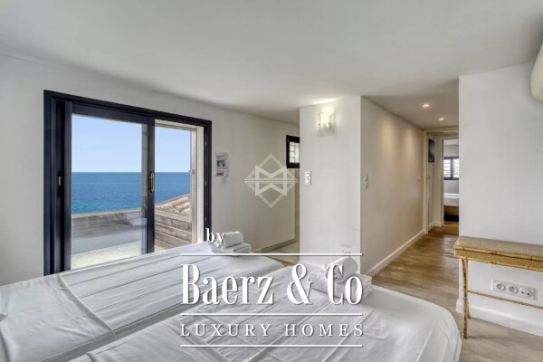 photo 9 Waterfront, renovated villa with direct access to the sea