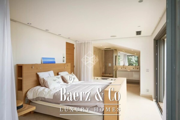 photo 14 Waterfront Villa with Private access to the beach and Dock - Le Lavandou