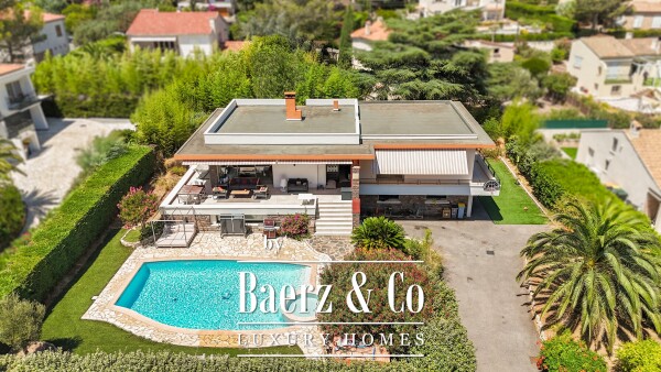 photo 5 Vente Villa rénovée de 270 m² avec piscine et jardin paysager - 5 min en voiture de la plage