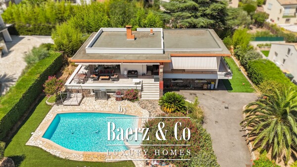 photo 1 Vente Villa rénovée de 270 m² avec piscine et jardin paysager - 5 min en voiture de la plage