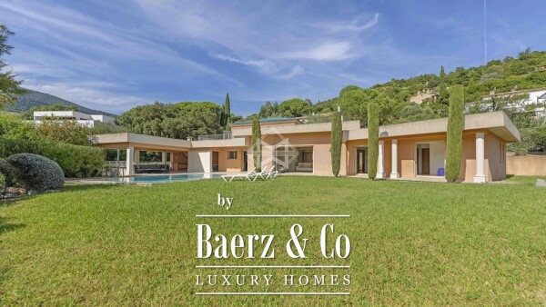 photo 1 Villa with open views in a prime location of Cavalaire-sur-Mer