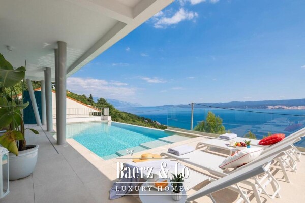 photo 1 Omiš, modern villa with swimming pool and panoramic sea view